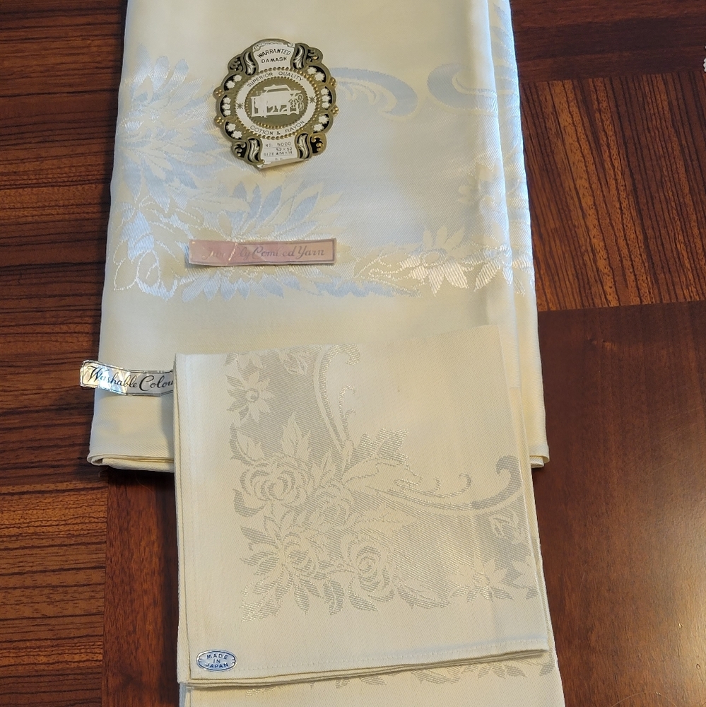BEAUTIFUL NEVER BEN USED DAMASK TABLECLOTH WITH 4 NAPKIN